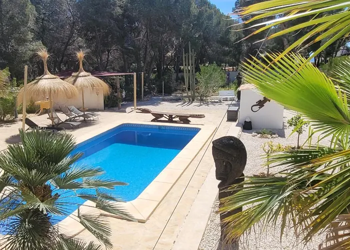 Casa Caledonia - Appartement dans villa avec jardin arboré et piscine à 500 M de la mer